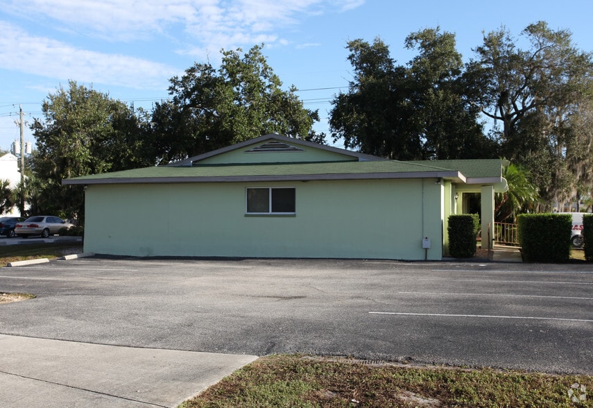 795 Crestview Cir, Port Charlotte, FL à vendre - Photo du bâtiment - Image 2 de 19