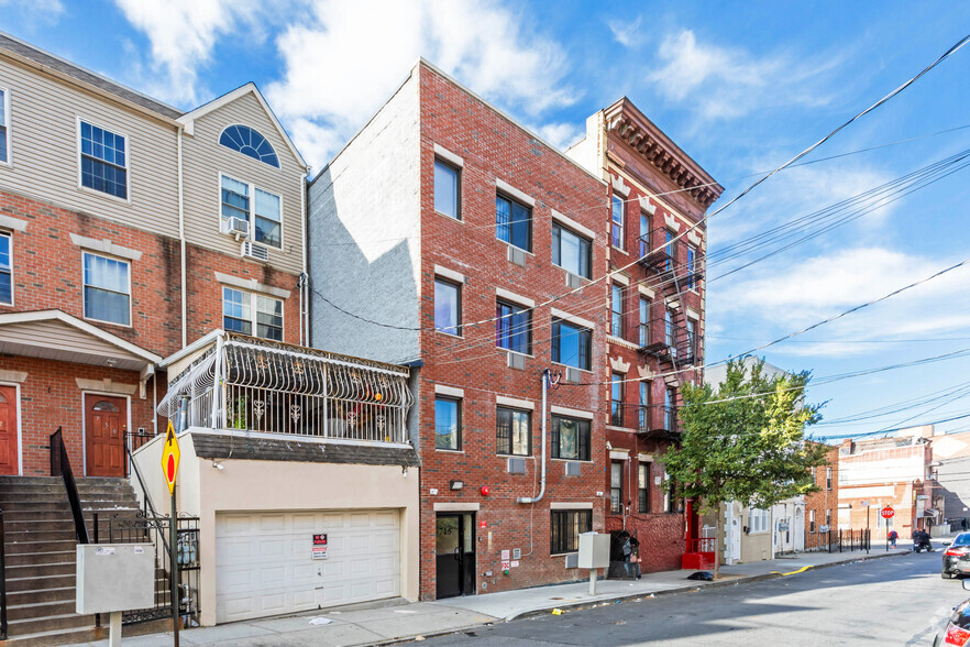 746 E 214th St, Bronx, NY for sale - Primary Photo - Image 1 of 1