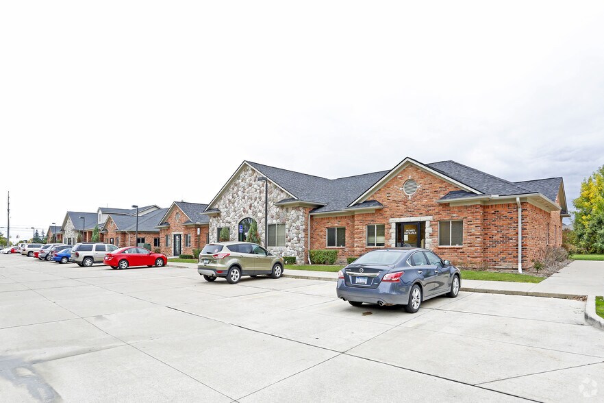 38731-38765 Mound Rd, Sterling Heights, MI à louer - Photo du bâtiment - Image 2 de 3