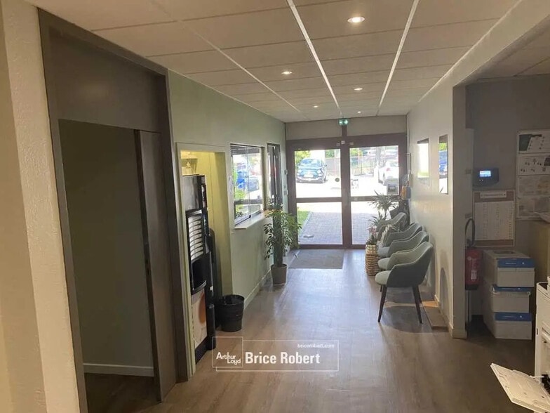 Bureau dans L'Isle-d'Abeau à vendre - Photo du bâtiment - Image 3 de 11