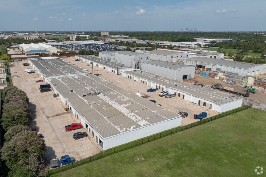 7999 Hansen Rd, Houston, TX à louer - Photo du bâtiment - Image 3 de 12
