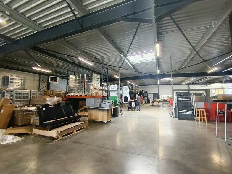 Flex in Seclin for lease - Interior Photo - Image 2 of 7