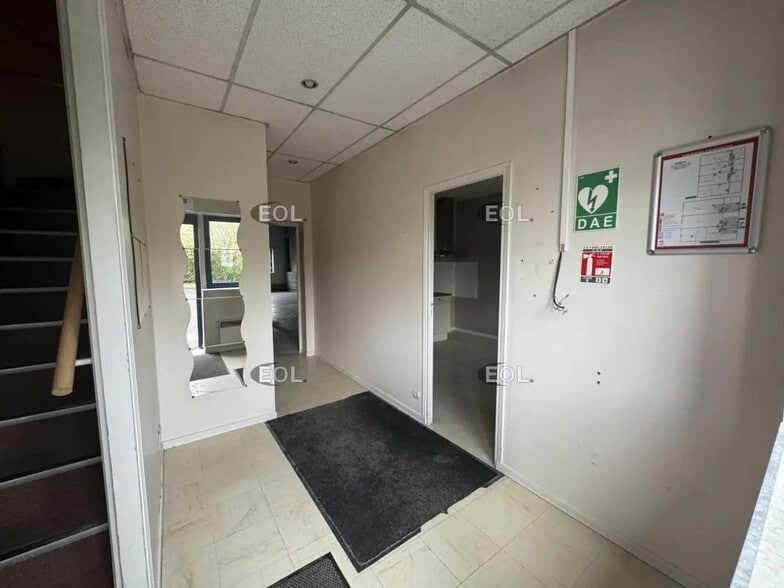 Flex in Lisses for lease - Interior Photo - Image 2 of 5