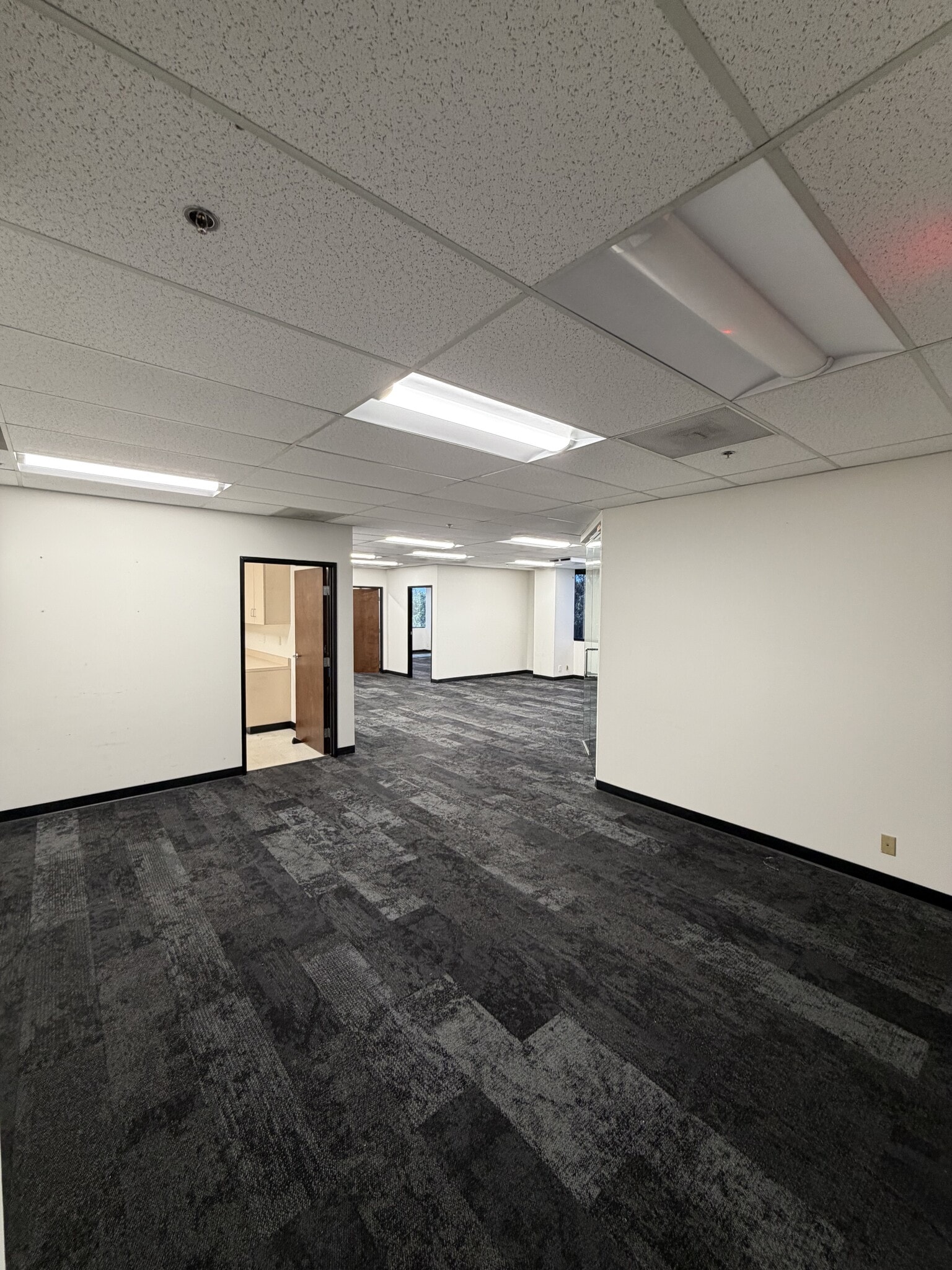 23101 Lake Center Dr, Lake Forest, CA à louer Photo intérieure- Image 1 de 5