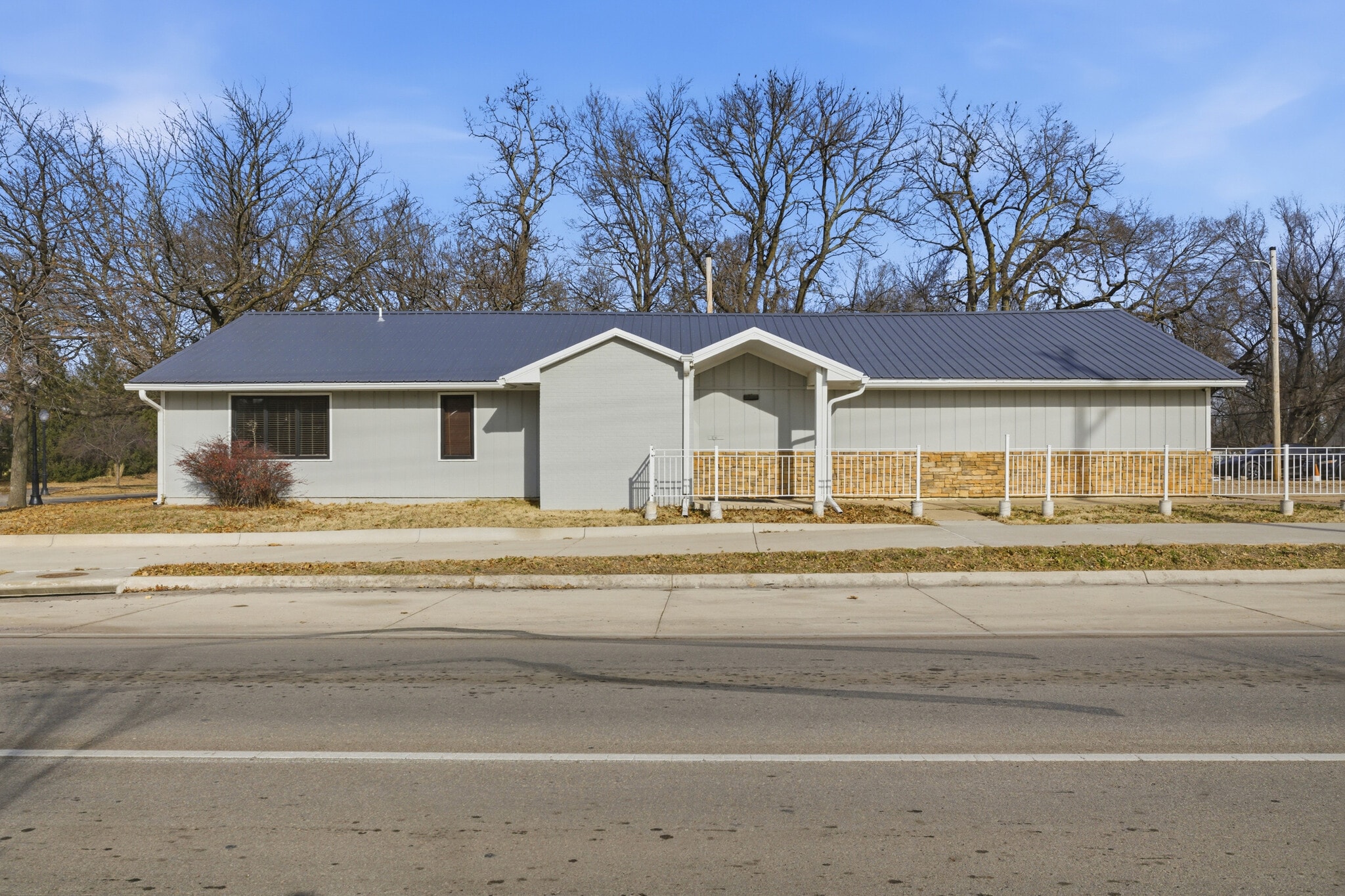 1196 SW Washburn Ave, Topeka, KS for sale Primary Photo- Image 1 of 18