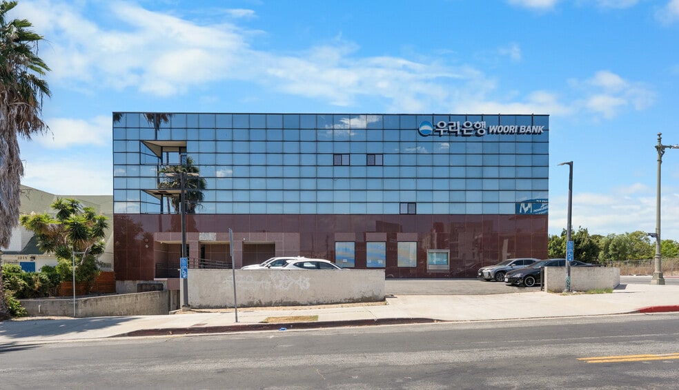 3360 W Olympic Blvd, Los Angeles, CA for lease - Building Photo - Image 1 of 16