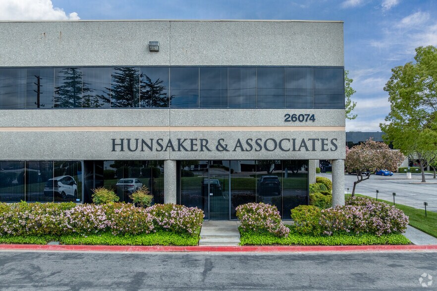 26074 Avenue Hall, Valencia, CA à louer - Photo du bâtiment - Image 3 de 7