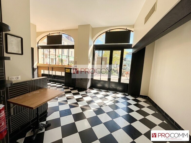 Retail in Chartres for lease - Interior Photo - Image 2 of 7