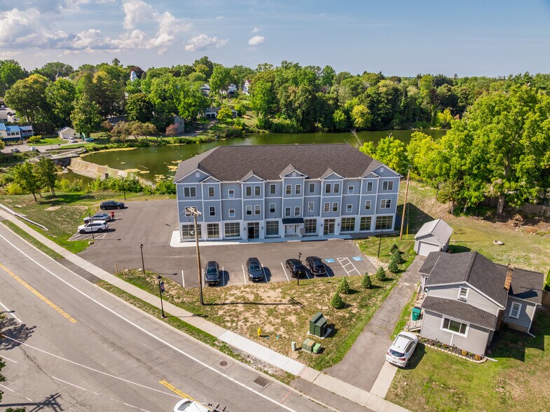 32 Buffalo St, Churchville, NY à vendre - Photo du bâtiment - Image 1 de 16