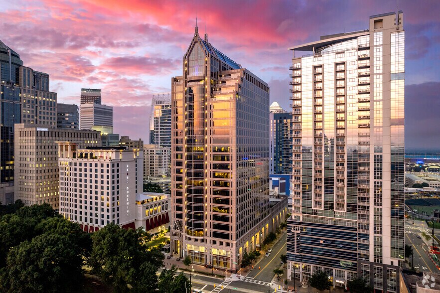 227 W Trade St, Charlotte, NC à louer - Photo du bâtiment - Image 1 de 16