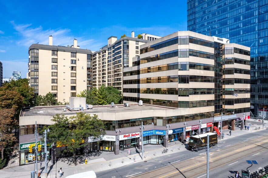 250 Dundas St W, Toronto, ON à louer - Photo du bâtiment - Image 2 de 11