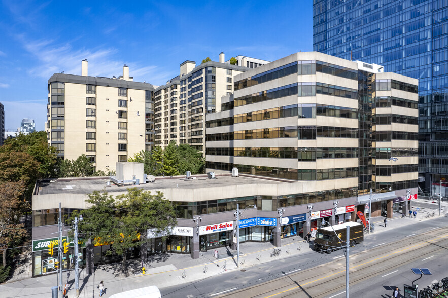 250 Dundas St W, Toronto, ON à louer - Photo du bâtiment - Image 2 de 7