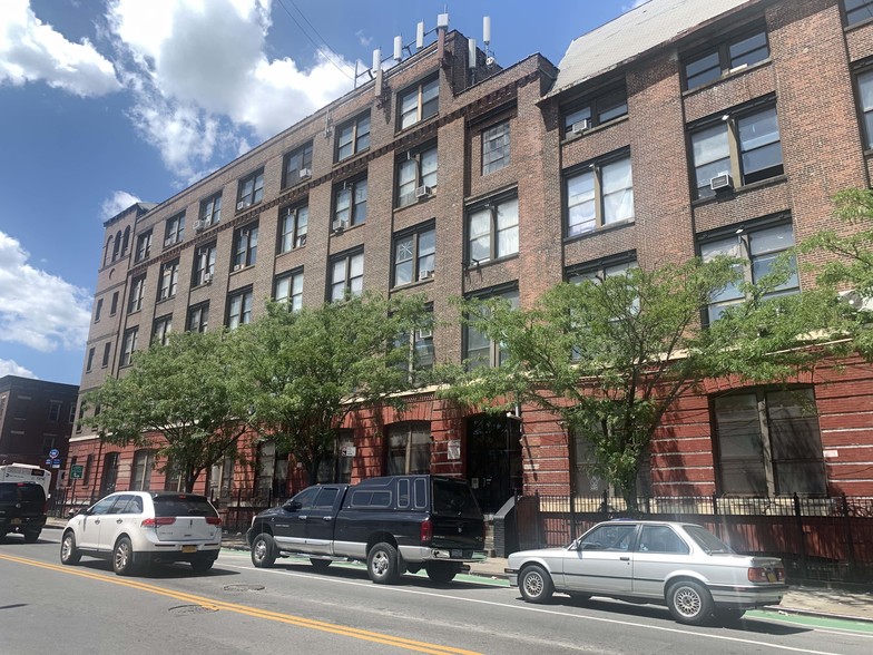 1027 Grand St, Brooklyn, NY à louer - Photo du bâtiment - Image 3 de 34