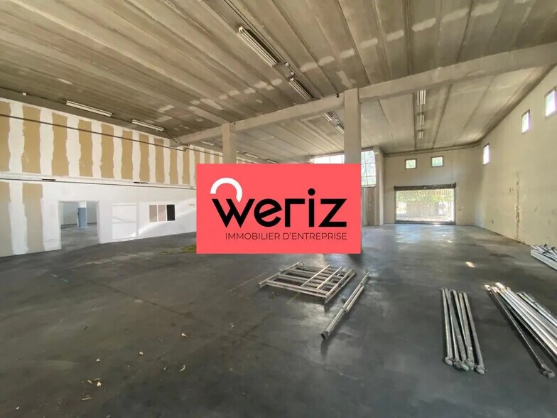 Flex in Aubagne for lease - Interior Photo - Image 2 of 6