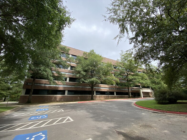 4001 Rodney Parham Rd, Little Rock, AR à vendre - Photo du bâtiment - Image 1 de 1