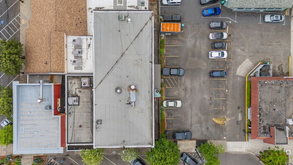 11056 SE Main St portefeuille de 2 propriétés à vendre sur LoopNet.ca - Photo du bâtiment - Image 3 de 48