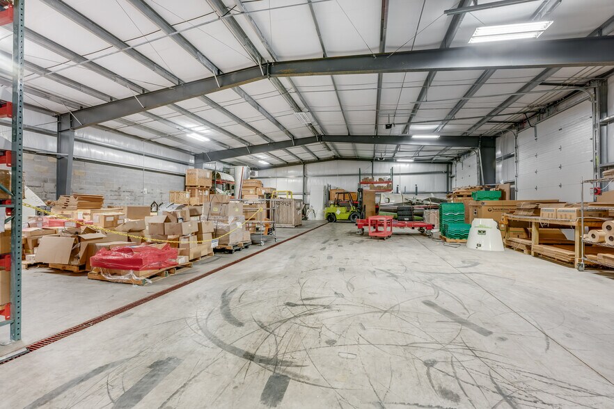 Two Industrial Buildings + Office Space portefeuille de 2 propriétés à vendre sur LoopNet.ca - Photo du bâtiment - Image 3 de 63