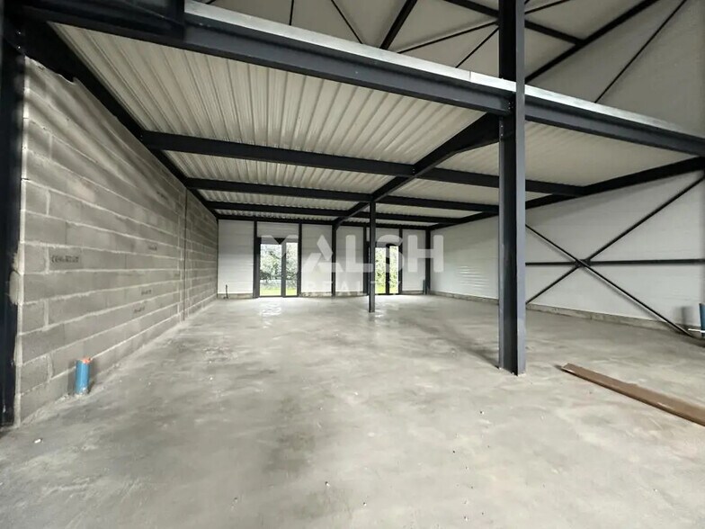 Flex in Trévoux for lease - Interior Photo - Image 3 of 7