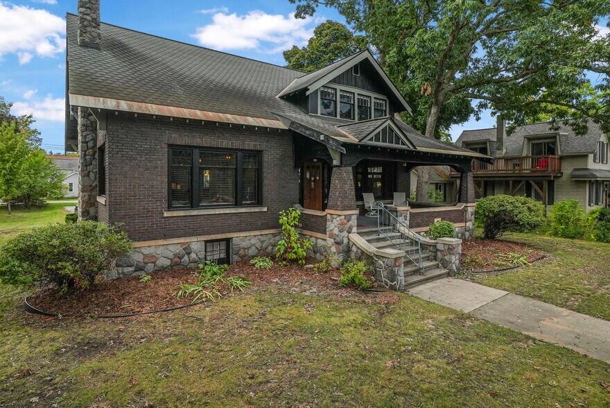 530 S Union St, Traverse City, MI à vendre - Photo du bâtiment - Image 2 de 45