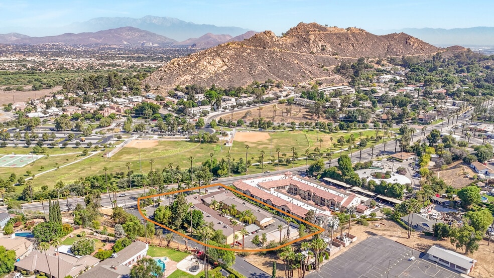 4830 Palm Ave, Riverside, CA à vendre - Photo du bâtiment - Image 2 de 8