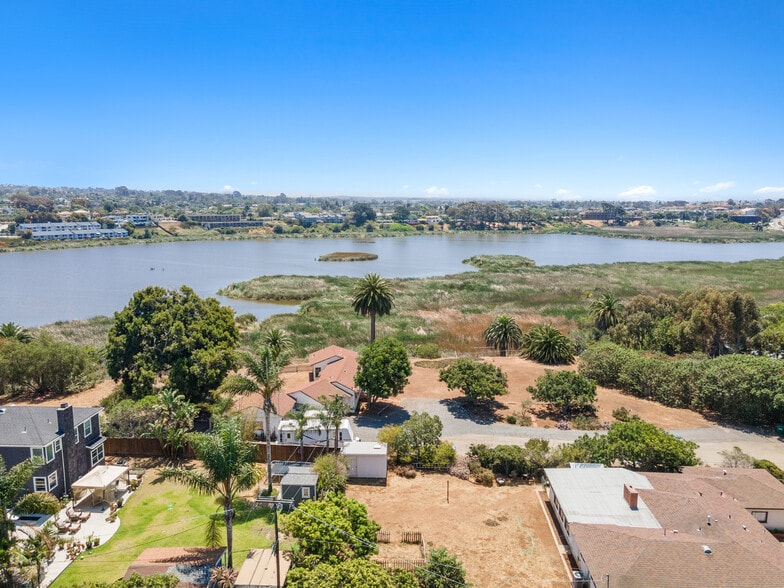 2102 S Nevada St, Oceanside, CA à vendre - Photo du bâtiment - Image 3 de 7