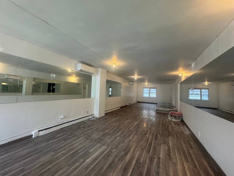 9609 40th Rd, Corona, NY for lease - Building Photo - Image 2 of 8