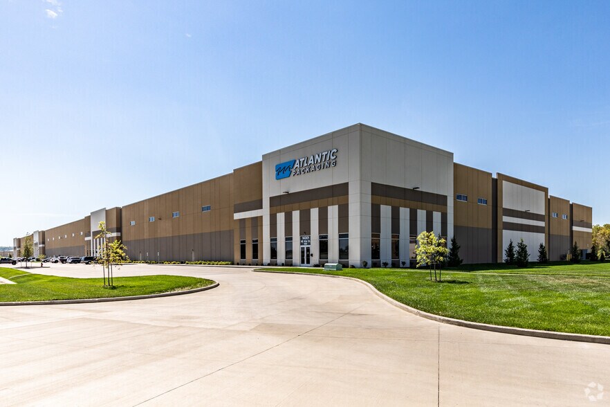 14301 NE 41st St, Kansas City, MO à louer - Photo du bâtiment - Image 2 de 12