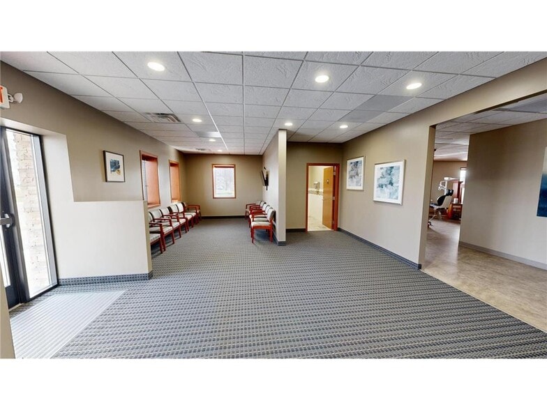 1380 E Bridge St, Redwood Falls, MN for sale - Building Photo - Image 3 of 7