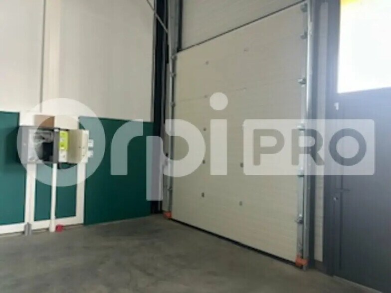 Flex in Frans for lease - Interior Photo - Image 3 of 6