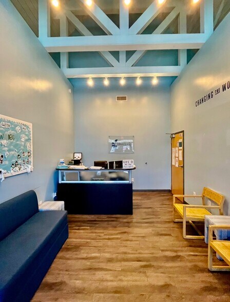 Merchants Square Professional Center portefeuille de 3 propriétés à vendre sur LoopNet.ca - Photo du bâtiment - Image 3 de 9