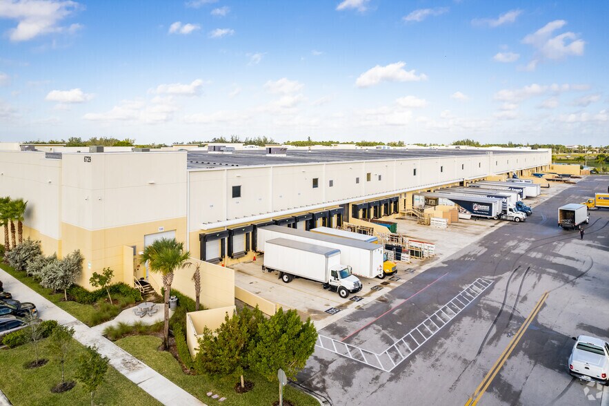6729 Belvedere Rd, West Palm Beach, FL à louer - Photo du bâtiment - Image 2 de 4