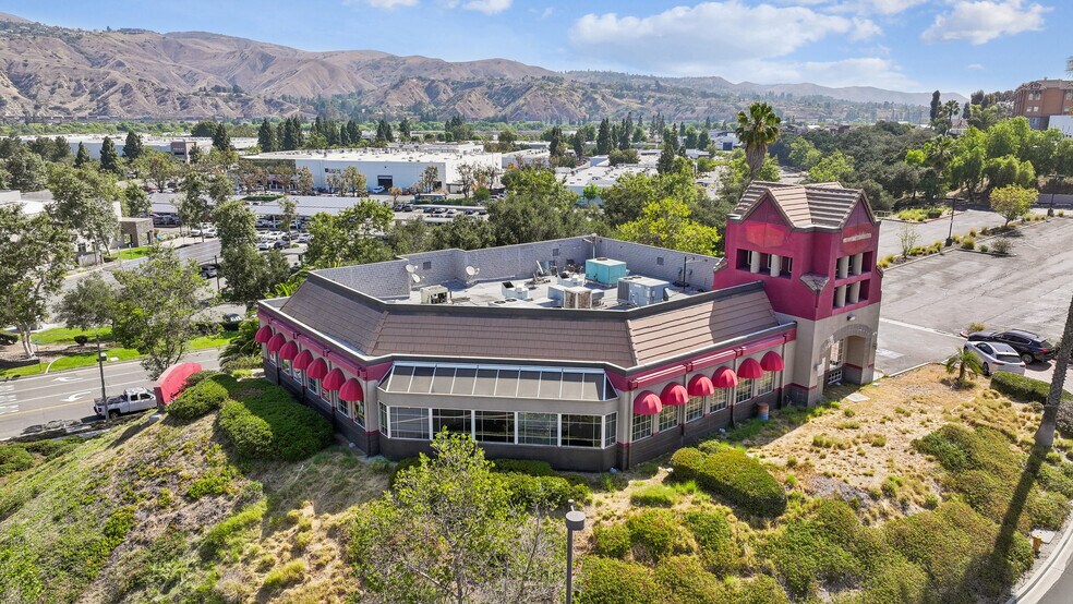 22611 Oakcrest Cir, Yorba Linda, CA à louer - Photo du bâtiment - Image 2 de 10