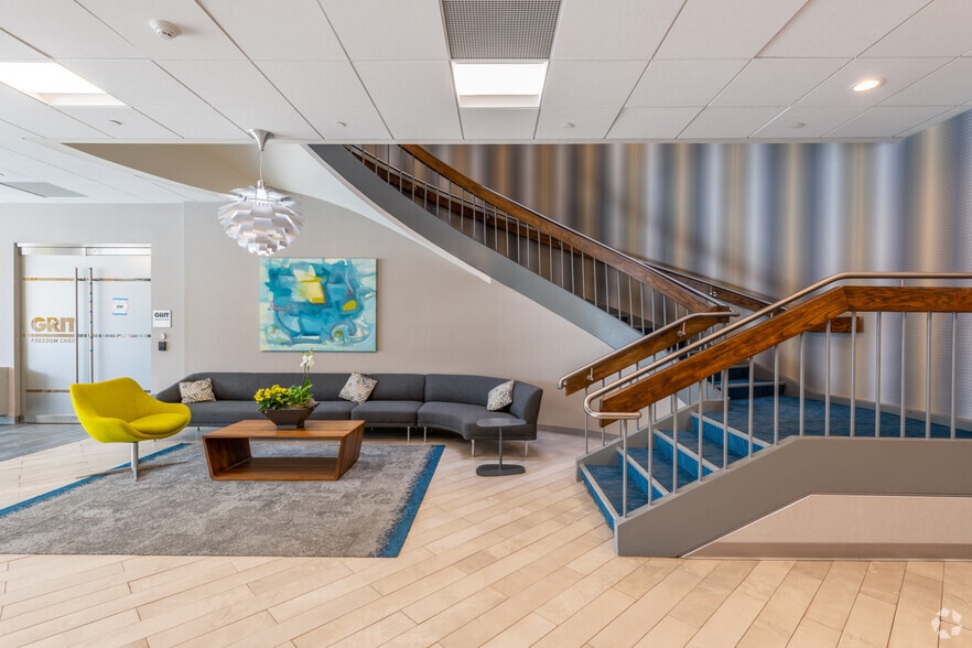 10 Cabot Rd, Medford, MA for lease - Lobby - Image 3 of 20