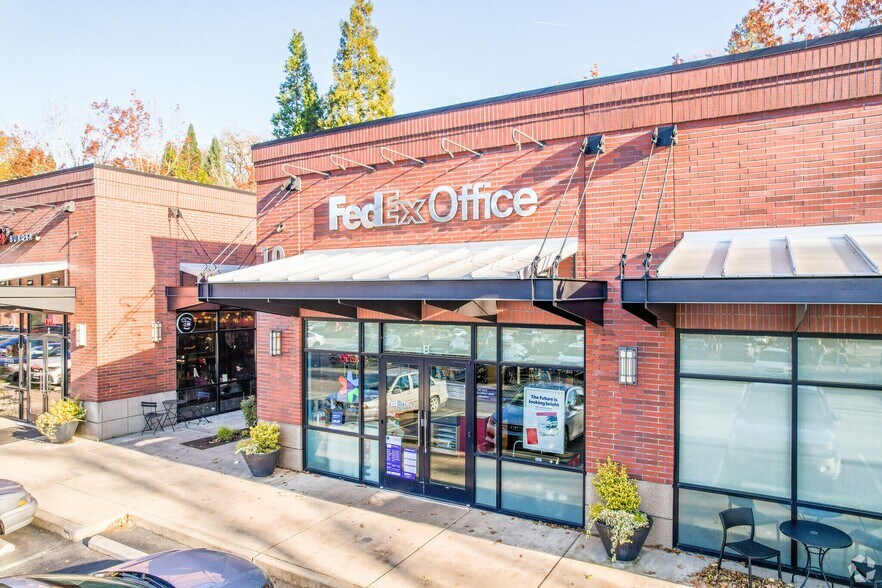 Centerpointe Dr, Lake Oswego, OR à louer - Photo du bâtiment - Image 3 de 10