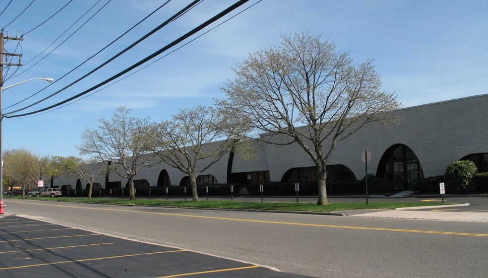 148-174 Milbar Blvd, Farmingdale, NY for lease - Primary Photo - Image 1 of 2