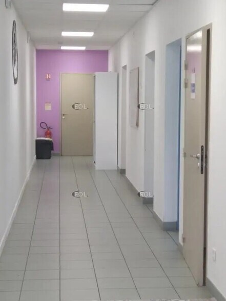 Office in Carpentras for lease - Interior Photo - Image 2 of 4