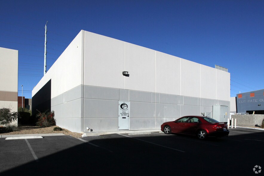 5165 W Oquendo Rd, Las Vegas, NV à louer - Photo du bâtiment - Image 2 de 32