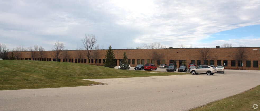28401 N Ballard Dr, Lake Forest, IL à louer - Photo du bâtiment - Image 2 de 5