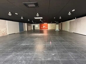 Retail in Maurepas for lease Interior Photo- Image 2 of 2