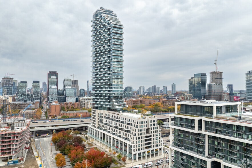 190 Queens Quay E, Toronto, ON for lease - Primary Photo - Image 1 of 3