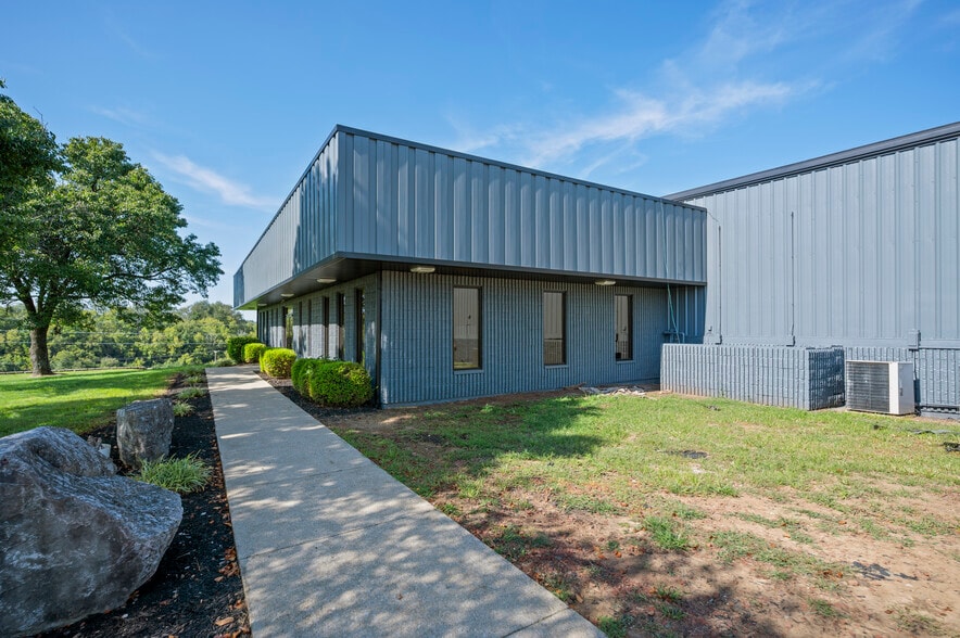 151 Hanger Cir, Richmond, KY for lease - Building Photo - Image 1 of 49