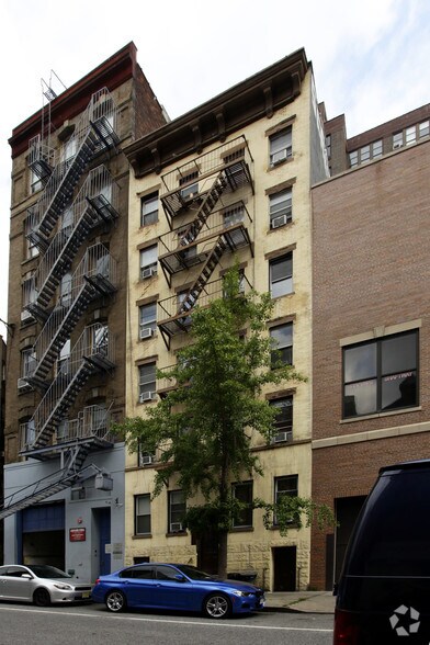 445 W 36th St, New York, NY à vendre - Photo du bâtiment - Image 2 de 14