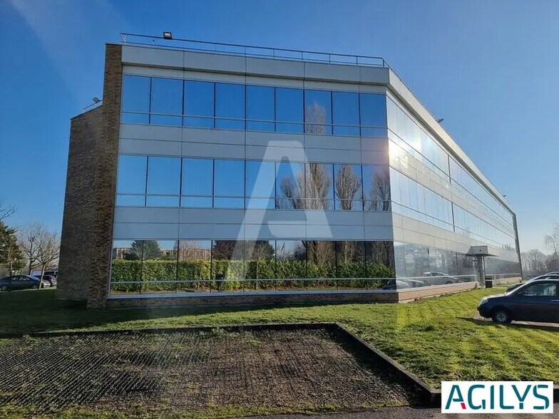 Flex in Saclay for lease - Building Photo - Image 2 of 6