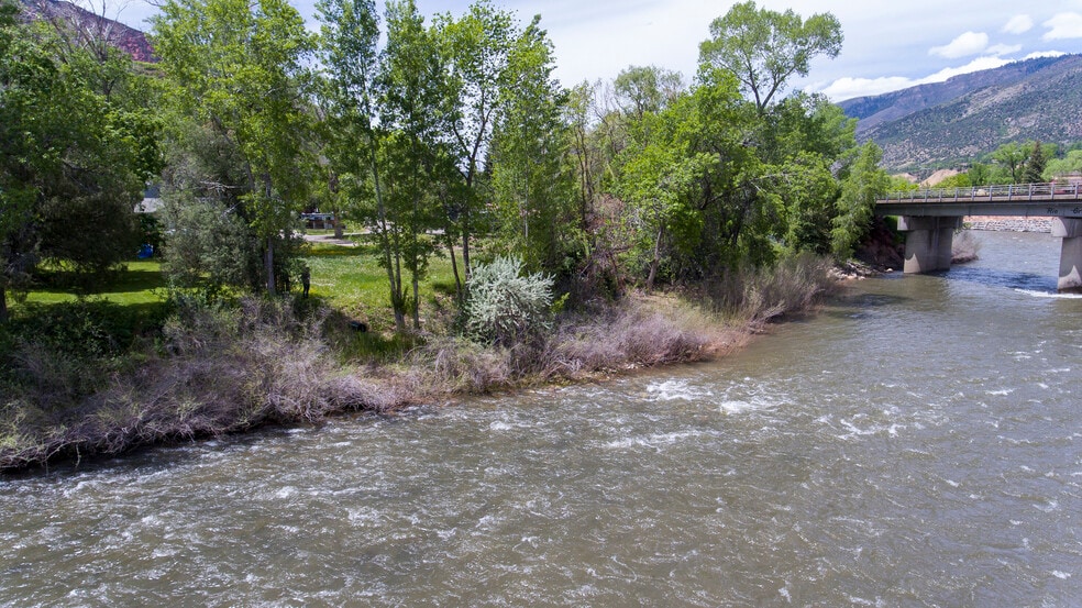 602 Cowdin Dr, Glenwood Springs, CO à vendre - Photo du bâtiment - Image 2 de 4