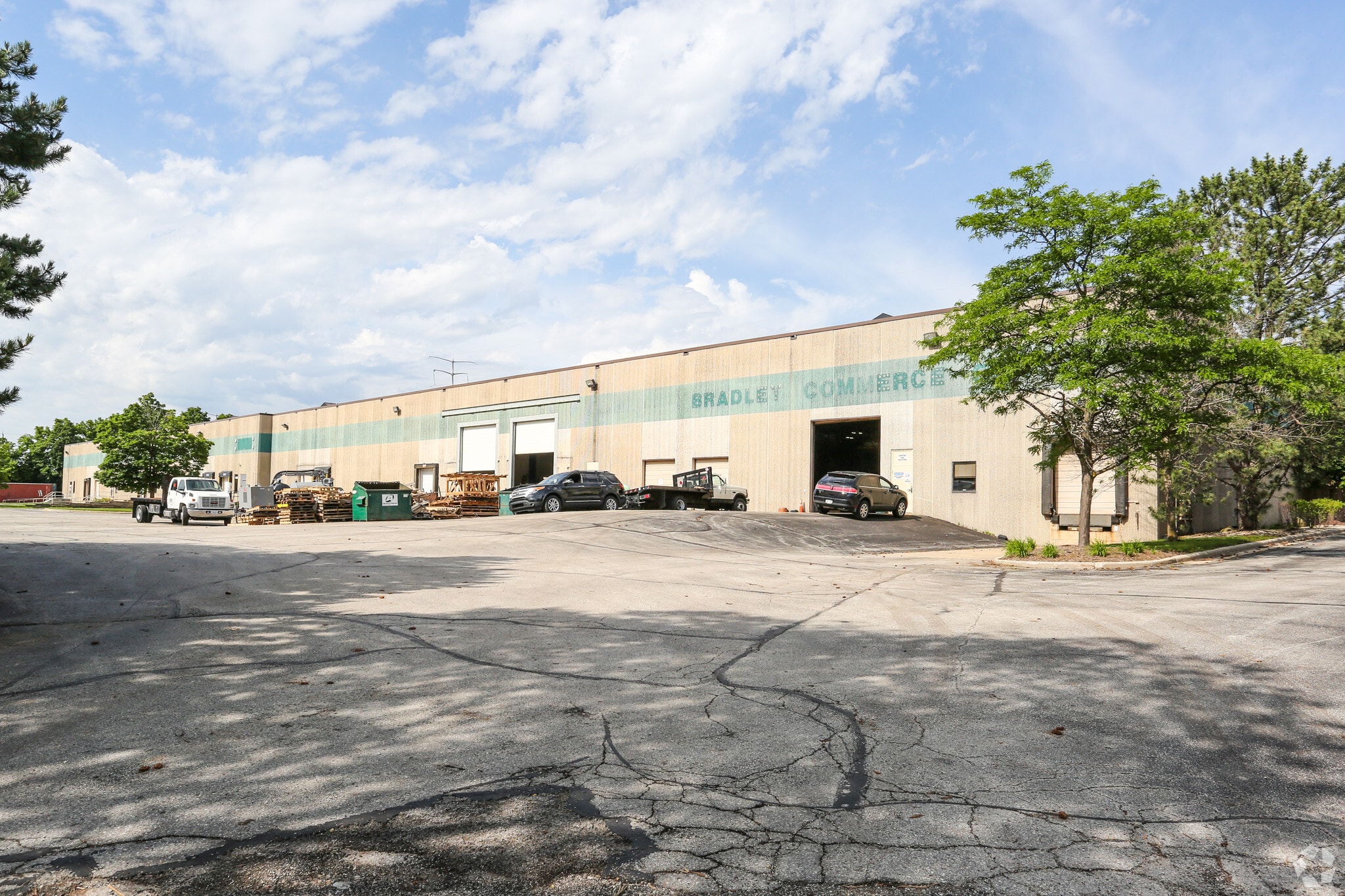 8301 W Parkland Ct, Milwaukee, WI for lease Primary Photo- Image 1 of 8