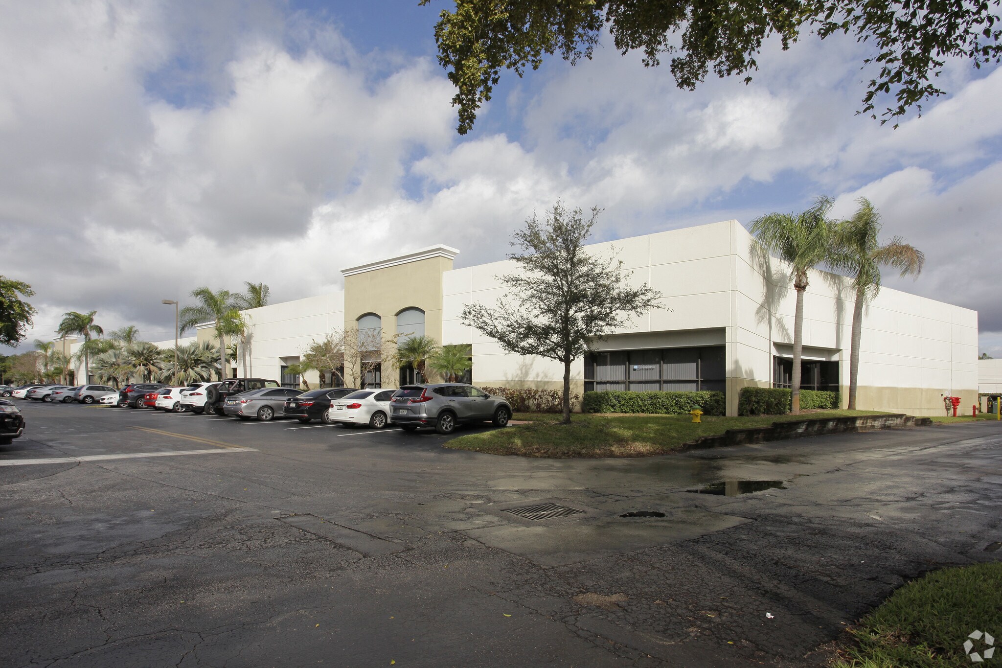 700-710 S Military Trl, Deerfield Beach, FL for lease Primary Photo- Image 1 of 28