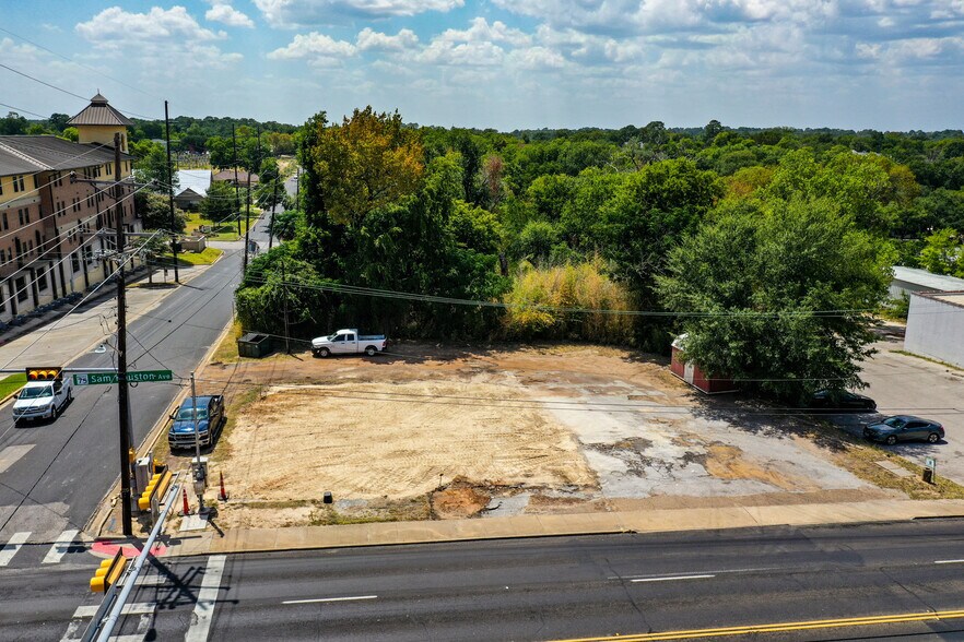 1532 Sam Houston Ave, Huntsville, TX à vendre - Photo du bâtiment - Image 2 de 14