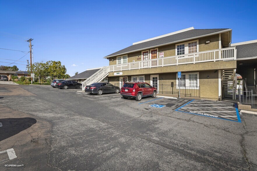 707 Civic Center Dr, Vista, CA à louer - Photo du bâtiment - Image 3 de 5