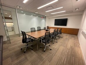 24 Waterway Ave, The Woodlands, TX à louer Photo du bâtiment- Image 2 de 9