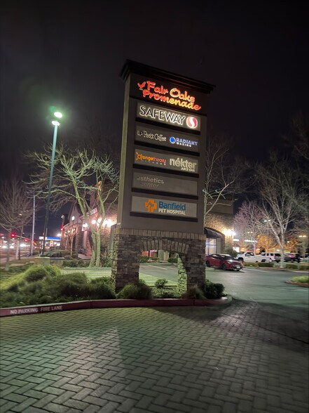 8929 Madison Ave, Fair Oaks, CA à louer - Photo du bâtiment - Image 1 de 26